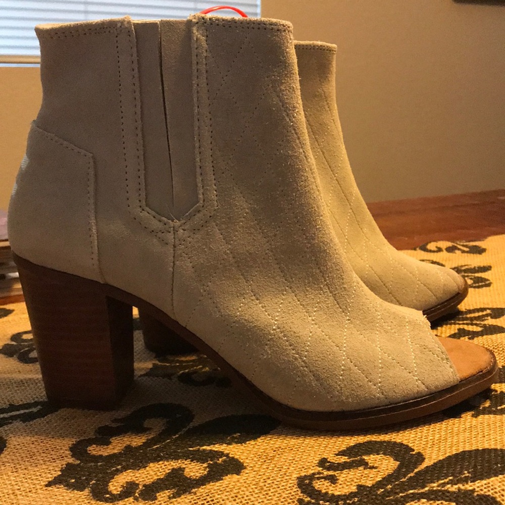 New. Tom Boots. 9.5 Size. Light Grey. Suede Like.